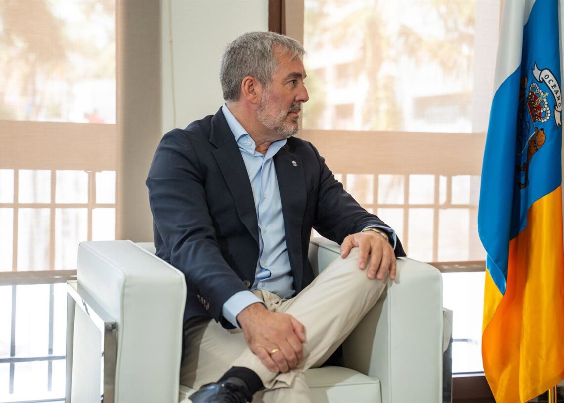 Archivo - El presidente de Canarias, Fernando Clavijo, durante una reunión con el presidente del Gobierno, Pedro Sánchez,  a 23 de agosto de 2024, en Santa Cruz de La Palma, La Palma, Canarias (España). Europa Press Canarias - Europa Press - Archivo