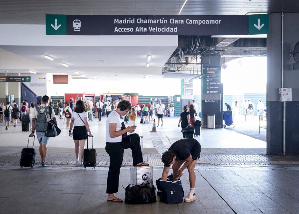 Varias personas esperan con maletas en la estación de Chamartín Clara Campoamor, a 14 de agosto de 2025, en Madrid (España).A. Pérez Meca - Europa Press
