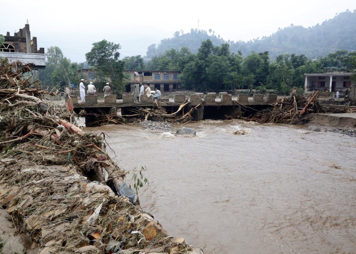 Residentes tratan de limpiar sus locales tras las inundaciones  en el distrito de Buner, en el norte de PakistánEuropa Press/Contacto/Hussain Ali