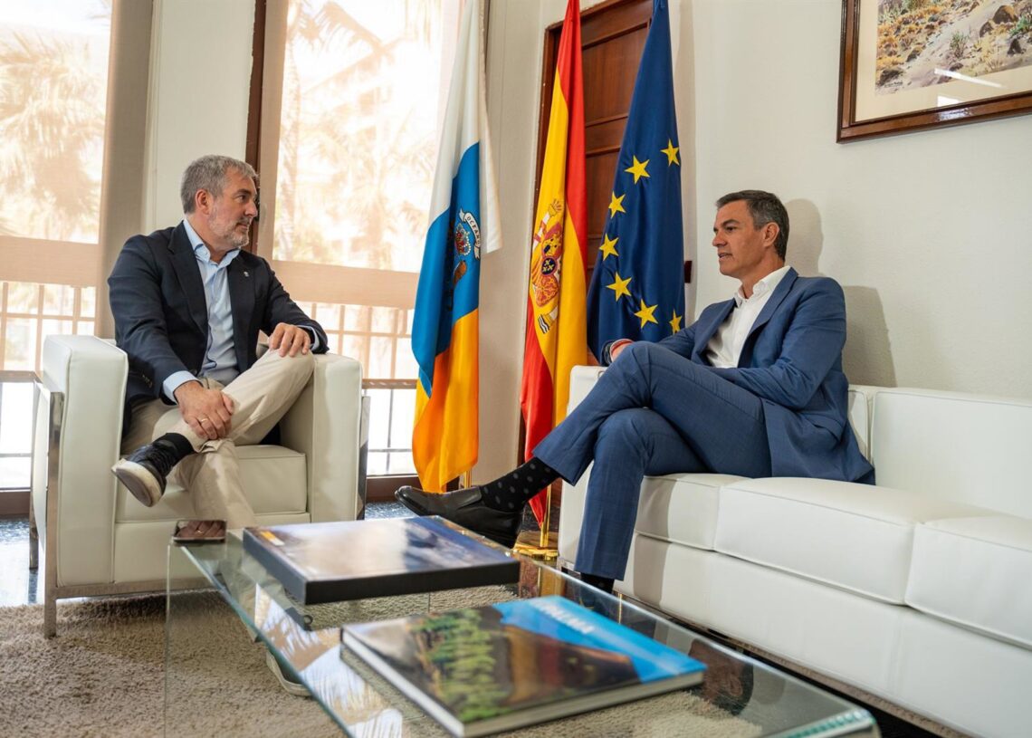 Archivo - El presidente del Gobierno, Pedro Sánchez (d), y el presidente de Canarias, Fernando Clavijo (i), se reúnen para abordar la crisis migratoria del archipiélago, en la Dirección Insular de la Administración General del Estado en Santa Cruz de la PEuropa Press Canarias - Europa Press - Archivo