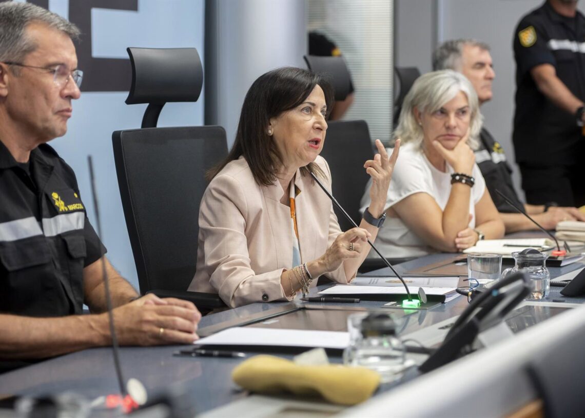 La ministra de Defensa, Margarita Robles (c), durante una visita al Cuartel General de la UME, en la Base Aérea de Torrejón de Ardoz, a 1 de agosto de 2025, en Torrejón de Ardoz, Madrid (España).Alberto Ortega - Europa Press