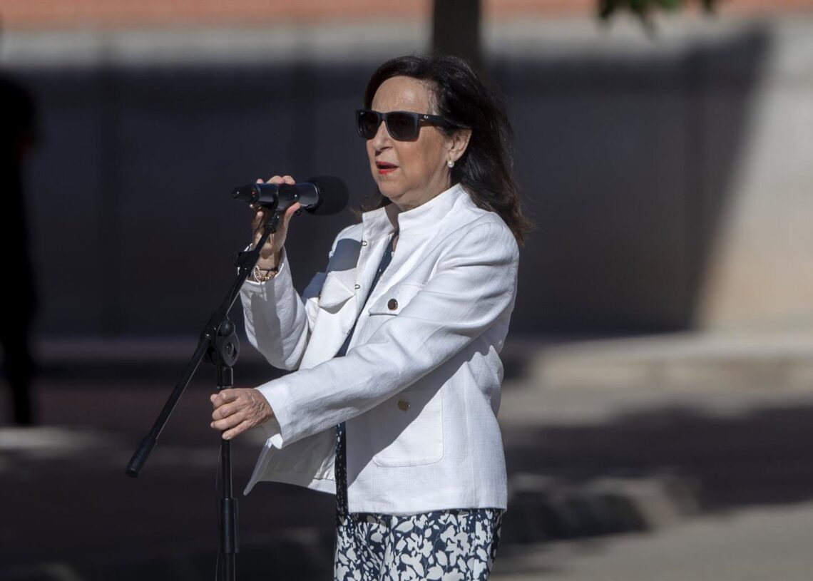 La ministra de Defensa, Margarita Robles, durante el homenaje a los caídos en honor de los caballeros legionarios paracaidistas fallecidos, en las instalaciones de la Brigada 'Almogávares' VI, a 30 de julio de 2025, en Paracuellos de Jarama.Alberto Ortega - Europa Press
