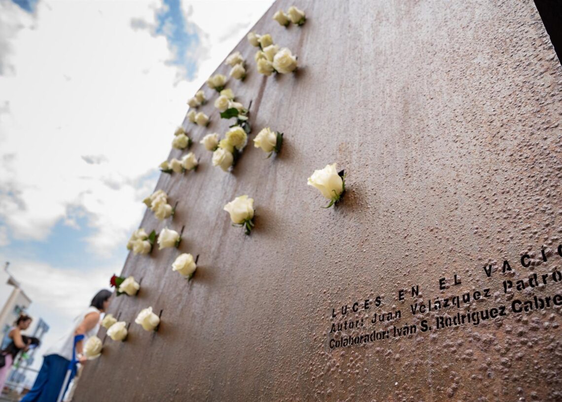 Archivo - Varias personas depositan flores en el monumento por las víctimas durante la ofrenda floral por el 15º aniversario de la tragedia de Spanair, en la playa de Las Canteras, a 20 de agosto de 2023, en Las Palmas de Gran Canaria, Gran Canaria, IslasEuropa Press - Archivo