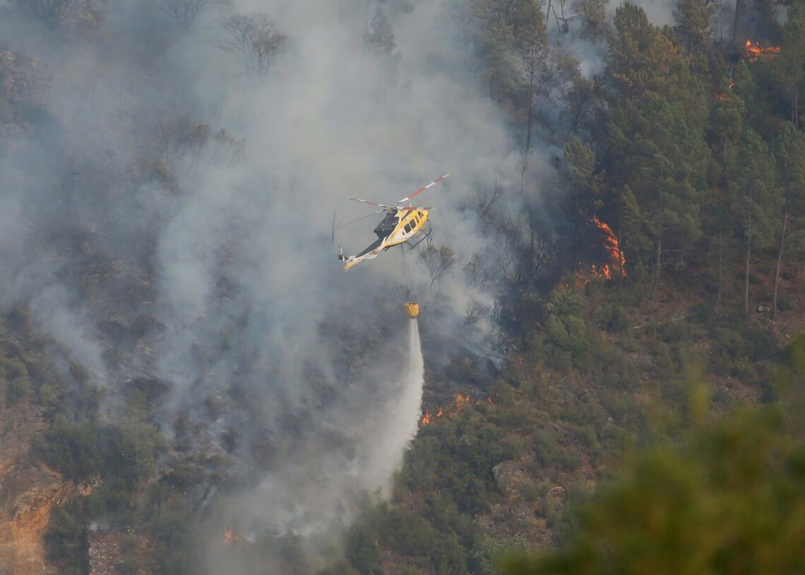 Helicóptero bombardero trabaja para extinguir el fuego, a 17 de agosto de 2025, en Quiroga, Lugo, Galicia (España)Carlos Castro - Europa Press