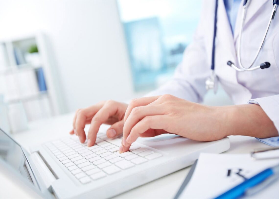Archivo - Imagen de recurso de un médico.MUTUA UNIVERSAL - Archivo
