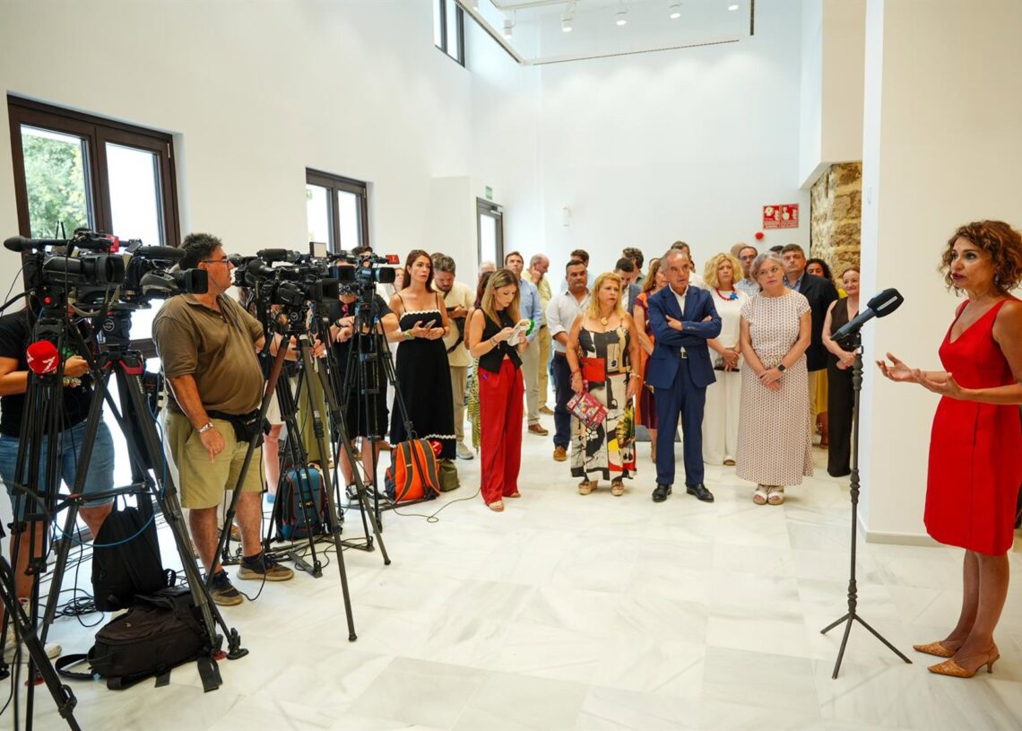 La vicepresidenta primera del Gobierno y ministra de Hacienda, María Jesús Montero, atiende a los medios en Rota (Cádiz).FRANCISCO J.OLMO/EUROPA PRESS
