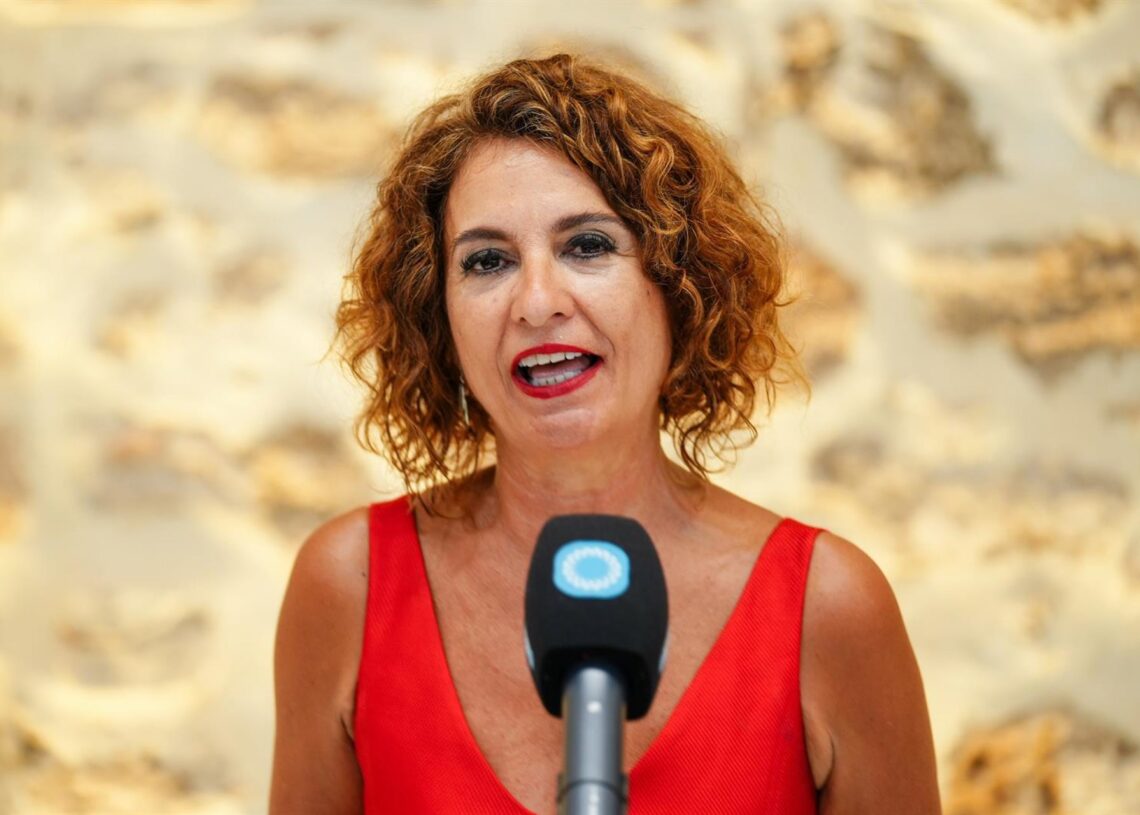 La vicepresidenta primera del Gobierno y ministra de Hacienda, María Jesús Montero, atiende a los medios en Rota (Cádiz).FRANCISCO J.OLMO/EUROPA PRESS