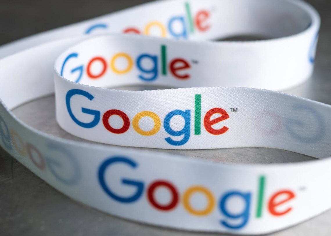 Archivo - FILED - 31 August 2021, Berlin: A lanyard with the Google logo lies at the presentation of the investment plan for Google Germany in Google's capital representative office. Google search engine provides new indicators to identify reliable informBernd von Jutrczenka/dpa - Archivo