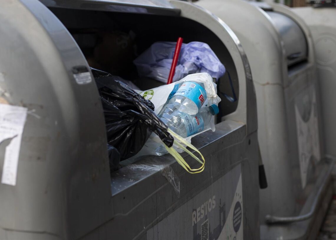 Archivo - Imagen de recurso de basura fuera de los contenedoresMaría José López - Europa Press - Archivo