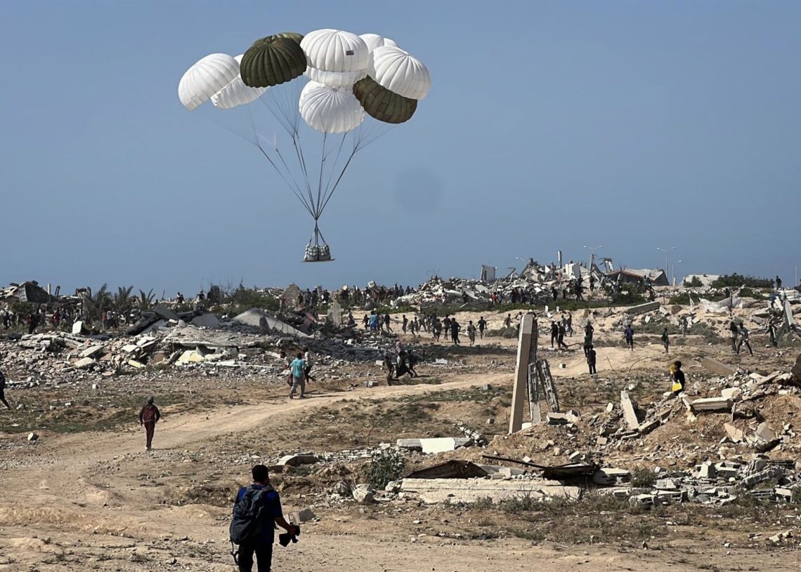 Lanzamiento de ayuda humanitaria sobre la Franja de GazaBelal Abu Amer/APA Images via ZU / DPA