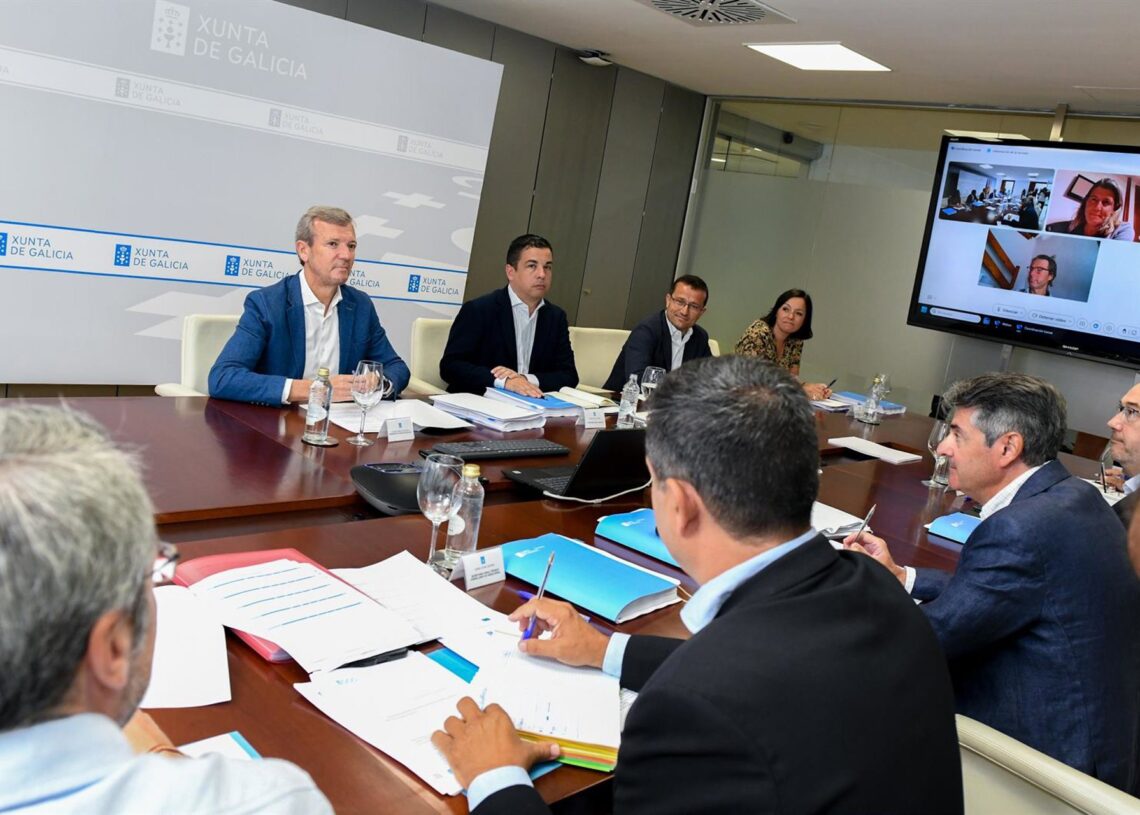 El titular del Gobierno gallego, Alfonso Rueda, preside la reunión para la habilitación de ayudas destinadas a afectados por los incendios en Galicia.XUNTA