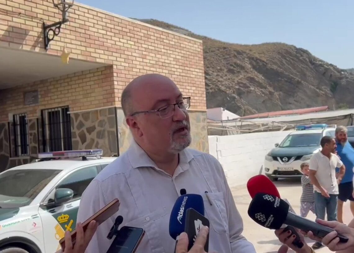 El portavoz adjunto de Vox en el Parlamento andaluz, Ricardo López, atiende a los medios ante la iglesia de la pedanía de El Pozuelo (Granada).EUROPA PRESS