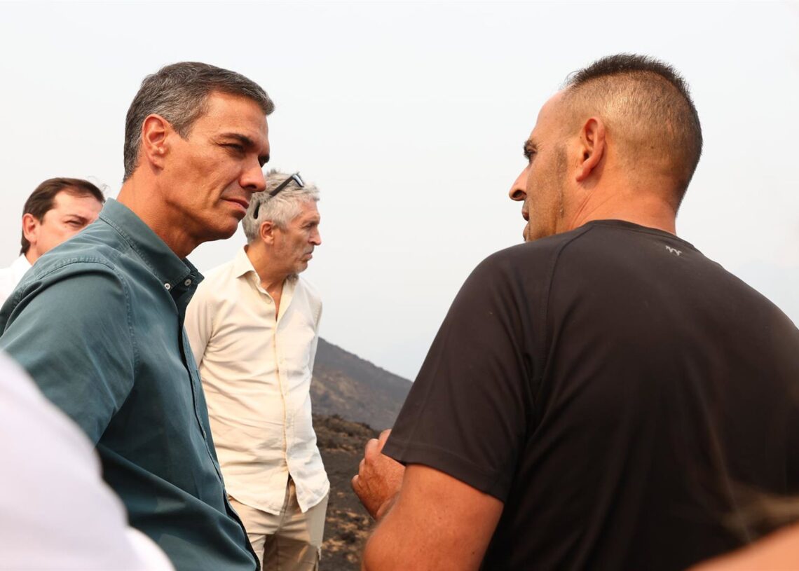 El presidente del Gobierno, Pedro Sánchez (i), durante su visita a las zonas afectadas por los incendios forestales, a 17 de agosto de 2025, en Villablino, León, Castilla y León (España)