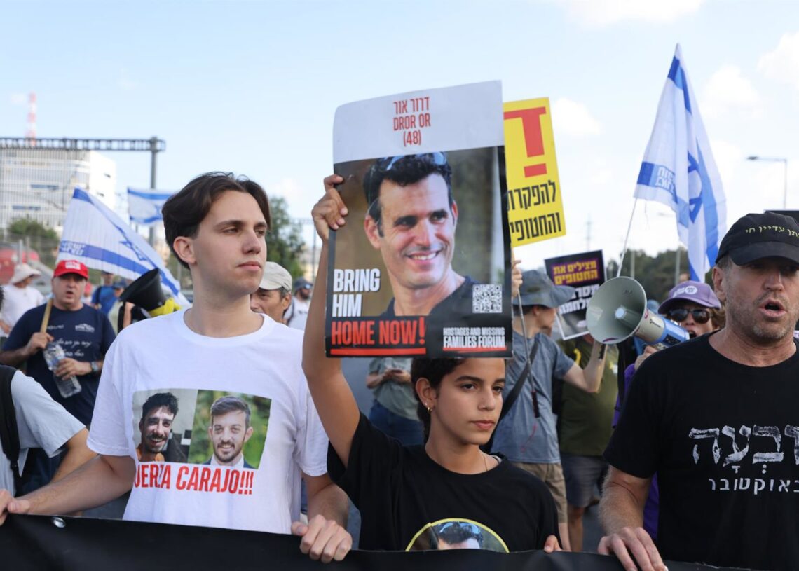 Una protesta en la ciudad de Tel Aviv para presionar al Gobierno israelí con un acuerdo en la Franja de Gaza que permita liberar a los rehenes Europa Press/Contacto/Jamal Awad