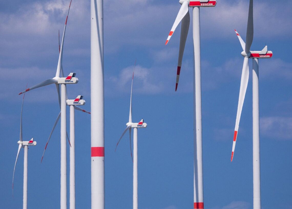 Archivo - Molinos de viento con componentes fabricados por Vestas.Jens Büttner/dpa - Archivo
