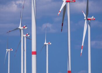 Archivo - Molinos de viento con componentes fabricados por Vestas.Jens Büttner/dpa - Archivo