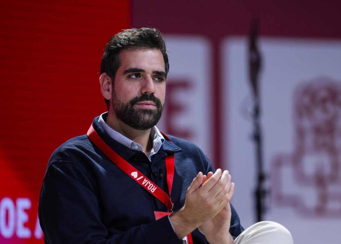 Archivo - El secretario general de Juventudes Socialistas de España, Víctor Camino, durante el ágora “Adelantando por el derecho a una vivienda digna.” en el primer día del 41 Congreso Federal del PSOE en el Palacio de Congresos y Exposiciones, a 29 de noJoaquin Corchero - Europa Press - Archivo
