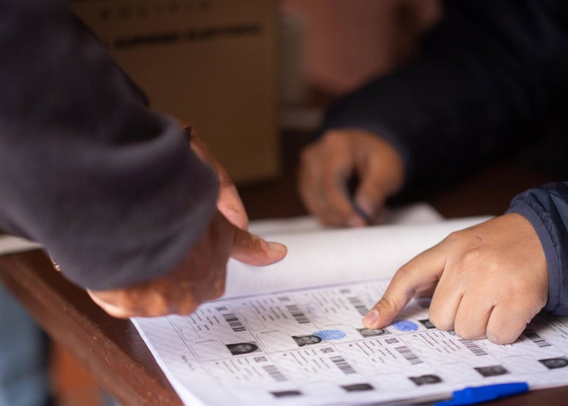 Un votante participa en las elecciones generales en un colegio de La Paz, BoliviaRadoslaw Czajkowski/ DPA
