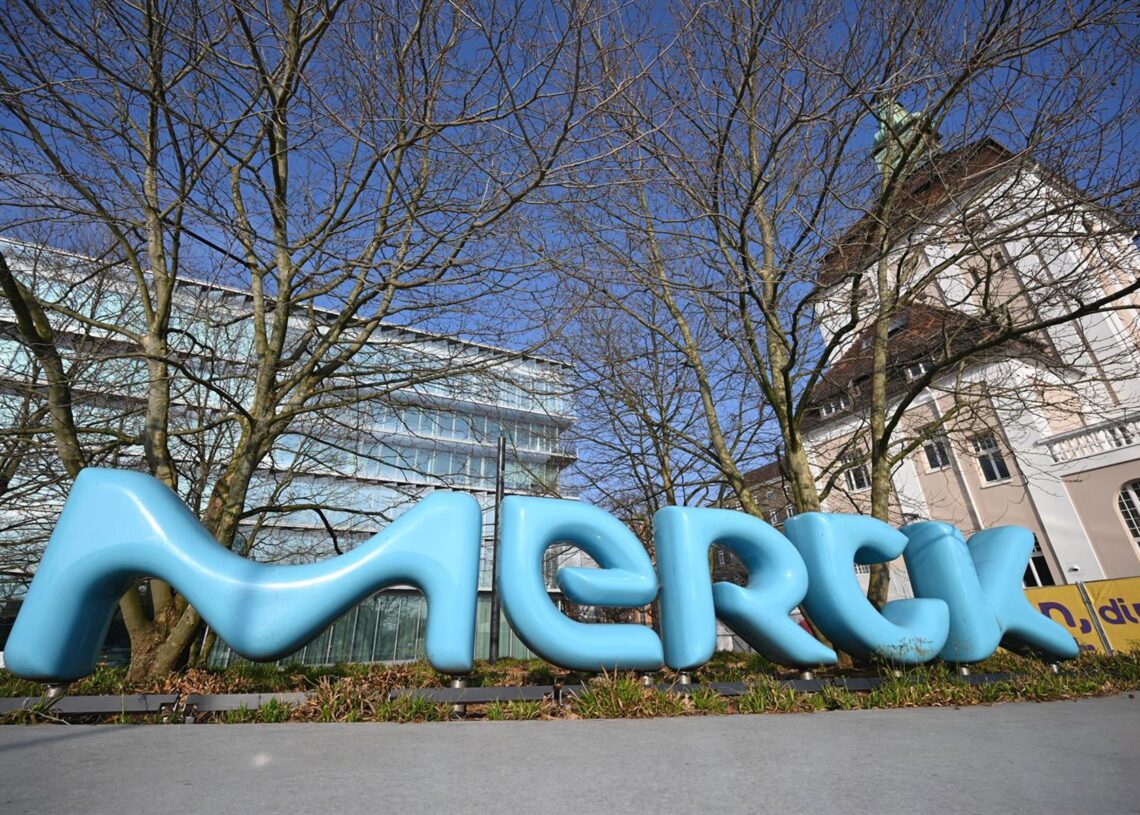 Archivo - Logo de Merck.Arne Dedert/dpa - Archivo