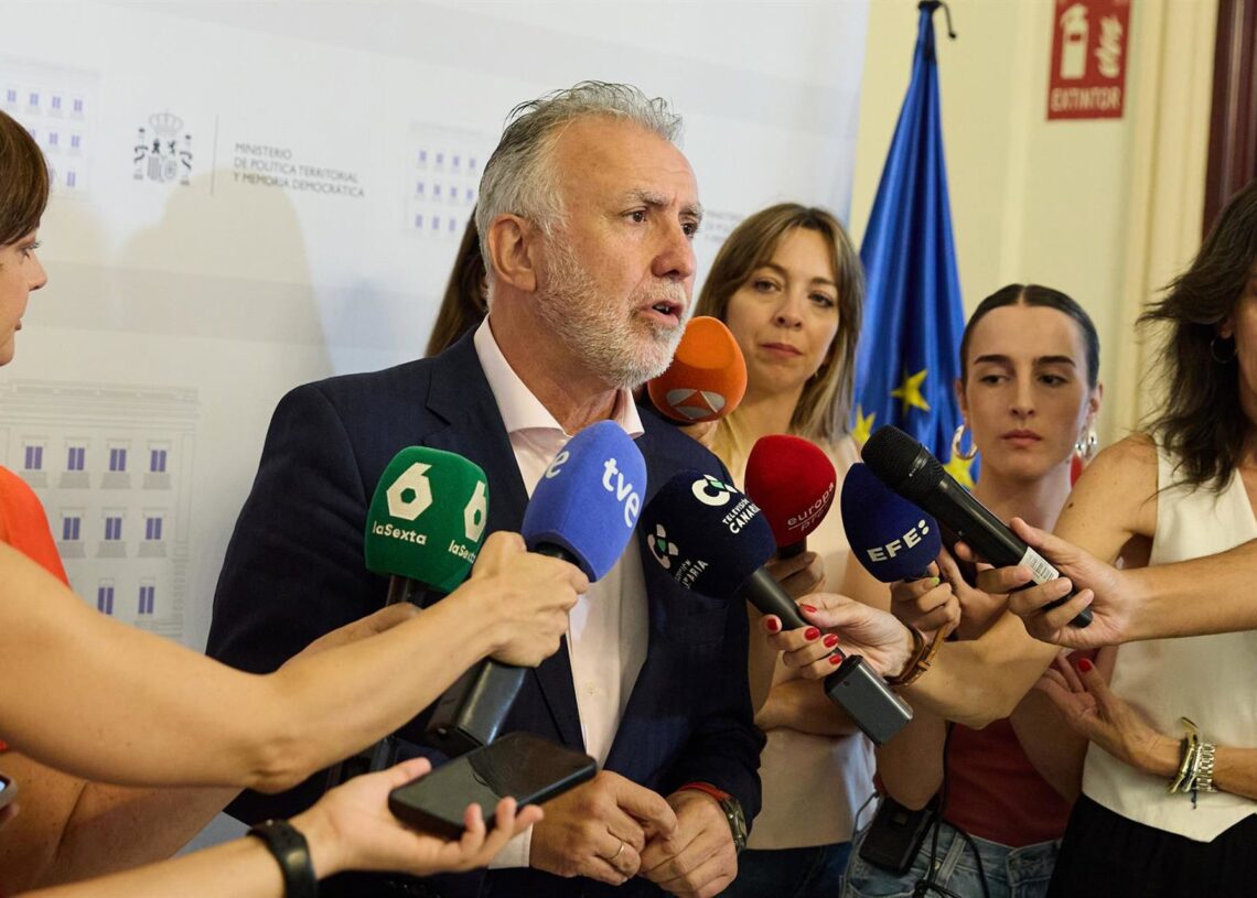 Archivo - El ministro de Política Territorial y Memoria Democrática, Ángel Víctor Torres, atiende a los medios de comunicación tras una reunión en la sede del Ministerio, a 16 de julio de 2025, en Madrid (España). Jesús Hellín - Europa Press - Archivo