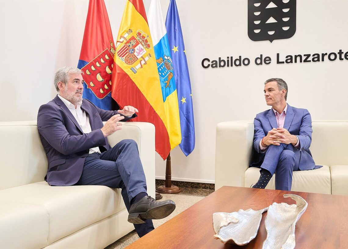 El presidente del Gobierno de España, Pedro Sánchez (d), y el presidente del Gobierno canario, Fernando Clavijo (i), durante una reunión, en el Cabildo de Lanzarote, a 18 de agosto de 2025, en Lanzarote, Canarias (España). Europa Press Canarias - Europa Press