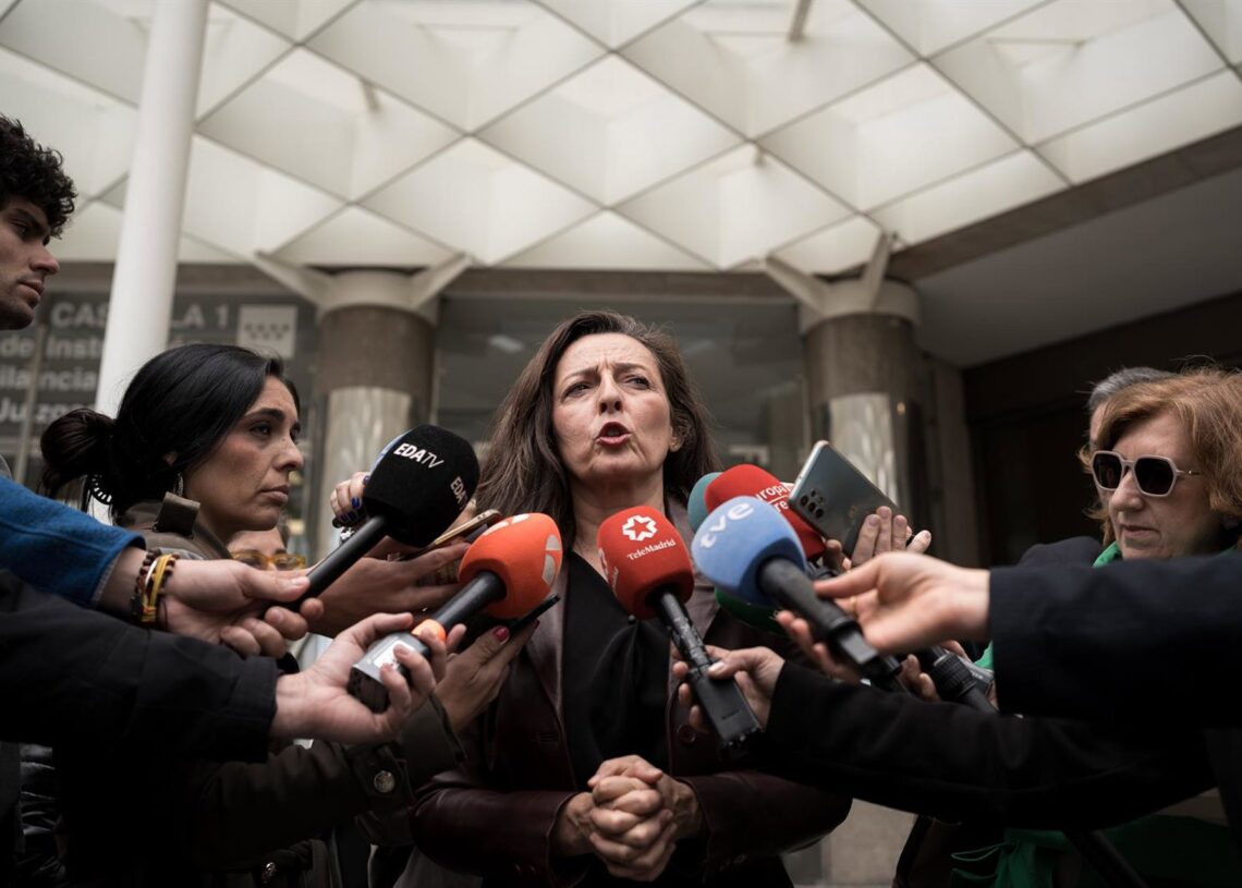 Archivo - La coordinadora nacional jurídica de VOX, Marta Castro, atiende a los medios de comunicación por el ‘caso Begoña Gómez’, en los Juzgados de Plaza de Castilla, a 14 de mayo de 2025, en Madrid (España).Diego Radamés - Europa Press - Archivo