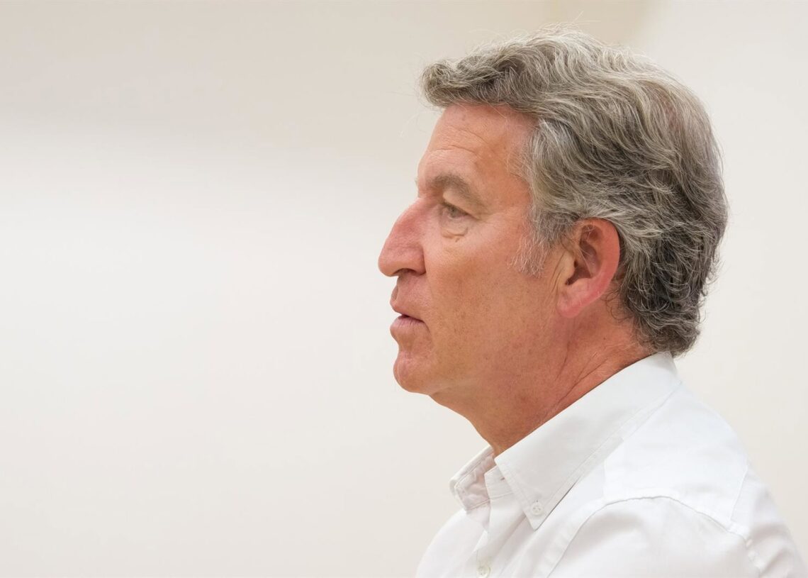 El presidente del Partido Popular, Alberto Núñez Feijóo, durante una entrevista para Europa Press, en la sede autonómica del PPdeG, a 12 de agosto de 2025, en Santiago de Compostela, A Coruña, Galicia (España).César Arxina - Europa Press