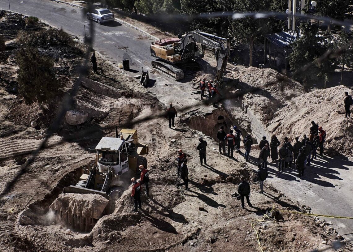 Archivo - Trabajadores de la Autoridad de Gestión de Desastres y Emergencias de Turquía (AFAD) buscan posibles fosas comunes en los alrededores de la prisión de Sednaya, en Siria, tras la caída del régimen de Bashar al Assad en diciembre de 2024 (archivo)Europa Press/Contacto/Antonin Burat - Archivo