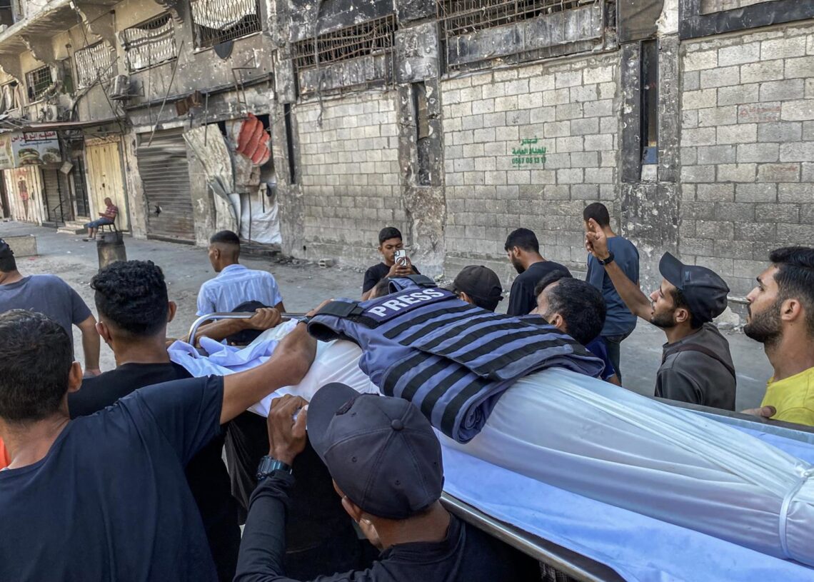 Palestinos lloran a varias víctimas, incluido un periodista, asesinados en ataques israelíes en ciudad de GazaEuropa Press/Contacto/Hadi Daoud