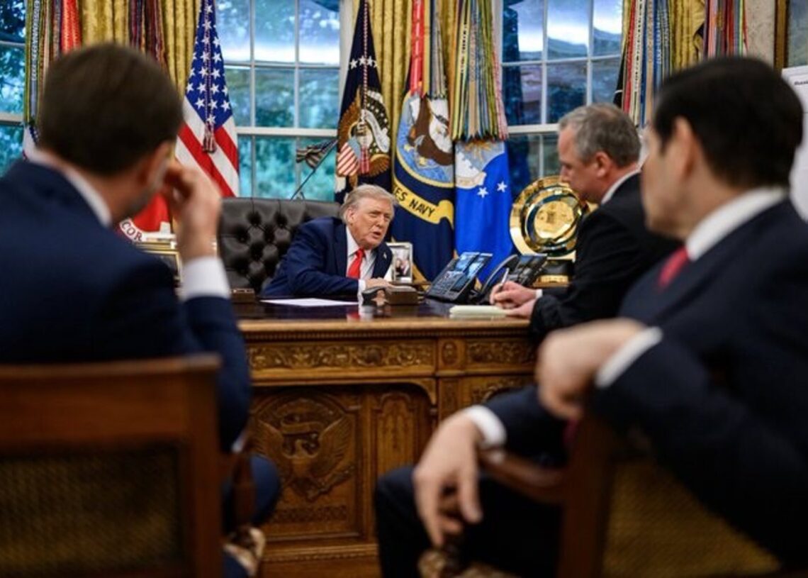 El presidente de Estados Unidos, al fondo, en el Despacho Oval de la Casa BlancaCASA BLANCA EN X