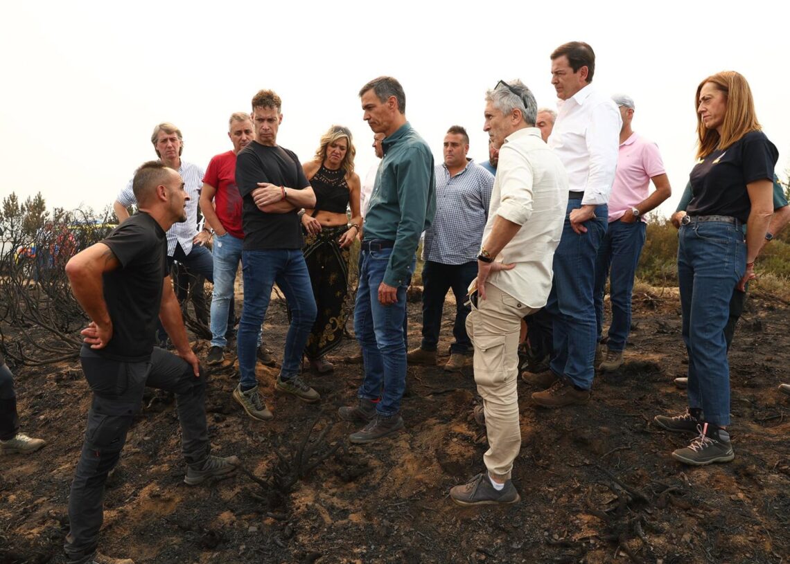 El presidente del Gobierno, Pedro Sánchez y el ministro del Interior, Fernando Grande-Marlaska , durante su visita a las zonas afectadas por los incendios forestales, a 17 de agosto de 2025, en Villablino, León, Castilla y León (España). Pool Moncloa/Fernando Calvo