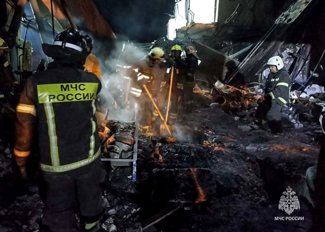 Imagen de archivo de los equipos de emergencias retirando escombros en una fábrica de pólvora de Riazán, Rusia.Europa Press/Contacto/Russian Emergencies Ministry