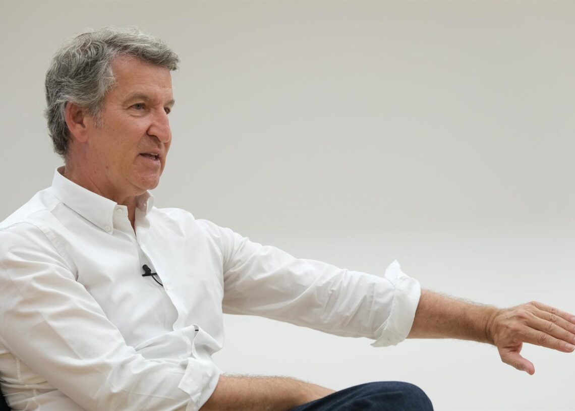 El líder del PP, Alberto Núñez Feijóo, en una entrevista con Europa Press en la sede del partido en Santiago de CompostelaCÉSAR ARXINA - EUROPA PRESS