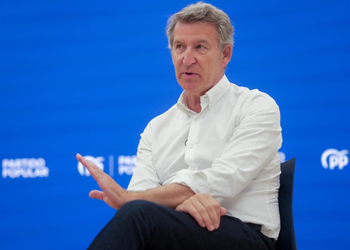 El presidente del PP, Alberto Núñez Feijóo, en una entrevista con Europa Press en la sede del partido en Santiago de CompostelaCÉSAR ARXINA - EUROPA PRESS