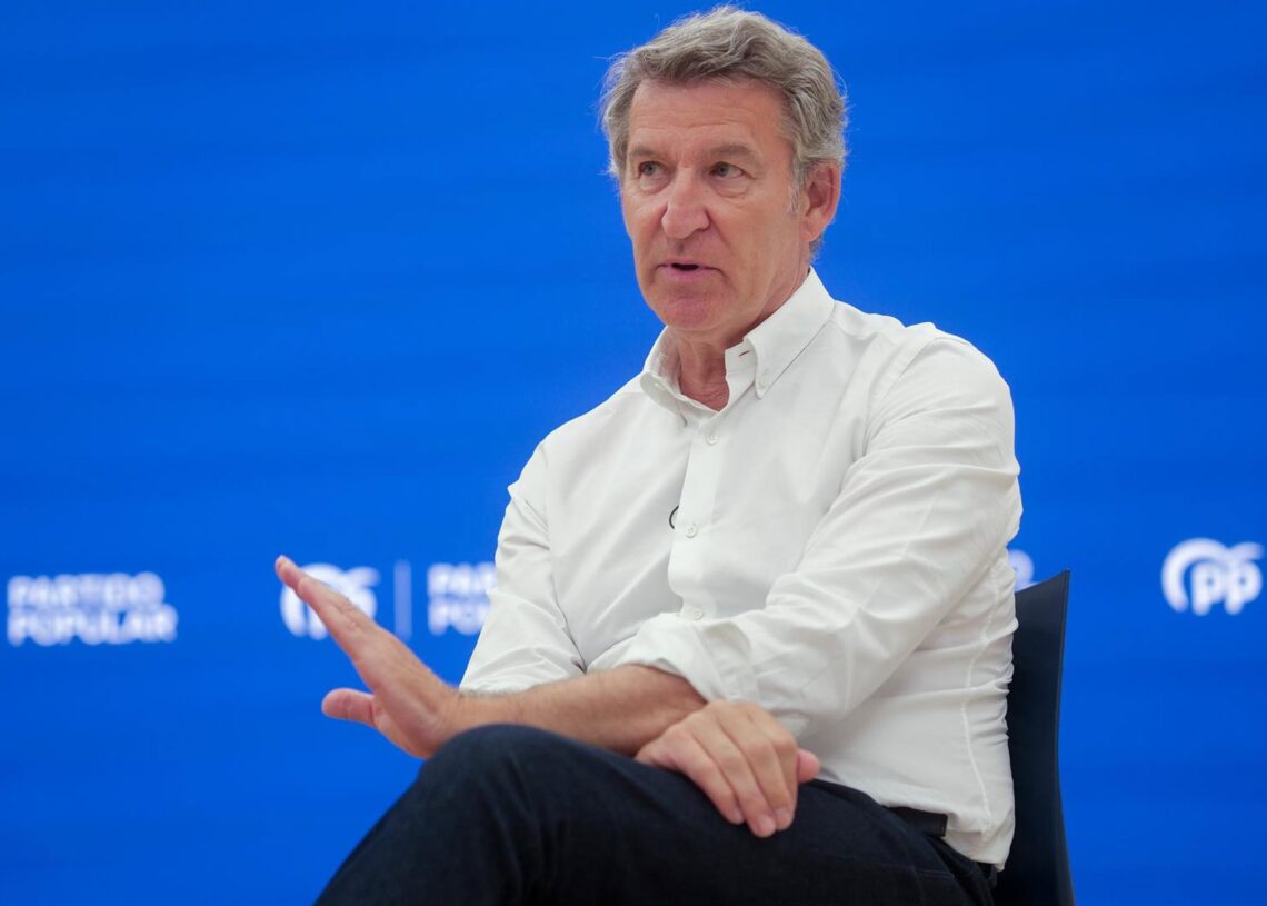 El presidente del PP, Alberto Núñez Feijóo, en una entrevista con Europa Press en la sede del partido en Santiago de CompostelaCÉSAR ARXINA - EUROPA PRESS