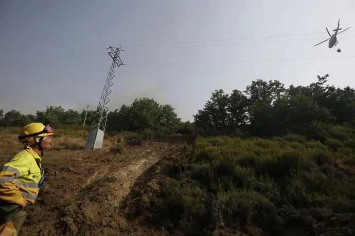 Helicóptero bombardero continúa con la tareas de extinción para sofocar el incendio forestal.
- Fernando Otero - Europa Press