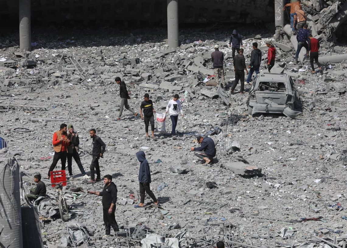 Archivo - Palestinos intentan recuperar sus pertenencias tras un bombardeo de Israel contra una escuela que acogía a desplazados en el este de la ciudad de Gaza, en el norte de la Franja de Gaza (archivo)Omar Ashtawy/APA Images via ZUMA / DPA - Archivo