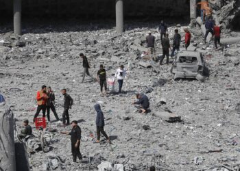 Archivo - Palestinos intentan recuperar sus pertenencias tras un bombardeo de Israel contra una escuela que acogía a desplazados en el este de la ciudad de Gaza, en el norte de la Franja de Gaza (archivo)Omar Ashtawy/APA Images via ZUMA / DPA - Archivo