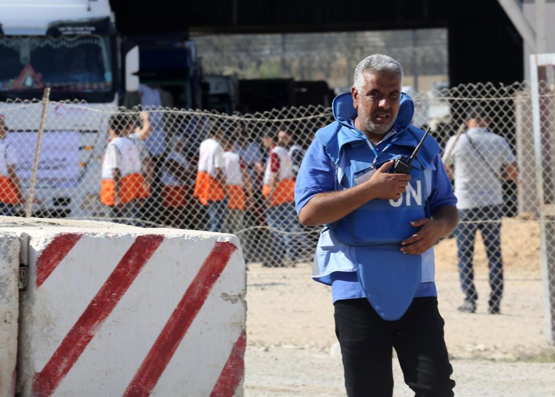 Archivo - Imagen de archivo de un trabajador humanitario de la ONU en Gaza.Europa Press/Contacto/Ahmed Zakot - Archivo