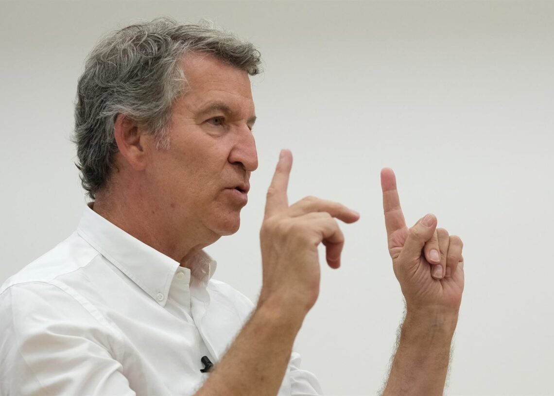 El presidente del Partido Popular, Alberto Núñez Feijóo, durante una entrevista para Europa Press, en la sede autonómica del PPdeG, a 12 de agosto de 2025, en Santiago de CompostelaCésar Arxina - Europa Press
