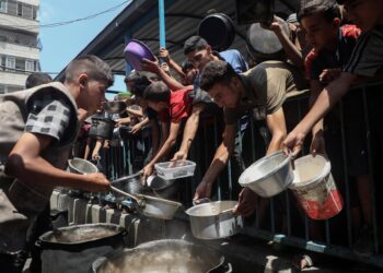 Desplazados palestinos reciben comida en un puesto de reparto de ayuda en Gaza.Europa Press/Contacto/Rizek Abdeljawad