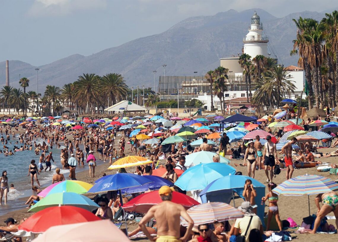 Numerosos turistas y malagueños disfrutan de la playa de La Malagueta, a 29 de julio de 2025, en Málaga (Andalucía, España). Álex Zea - Europa Press