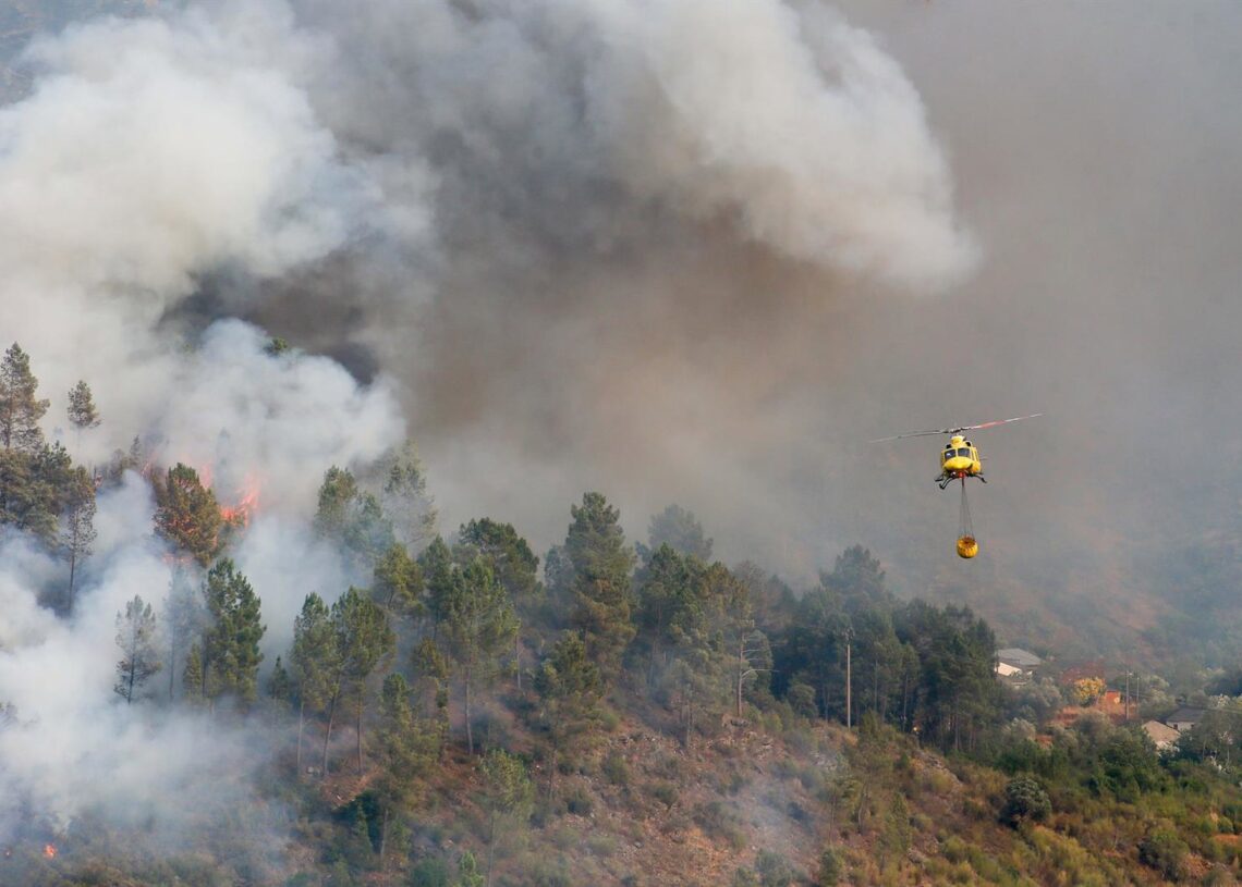 Helicóptero bombardero trabaja para extinguir el fuego, a 17 de agosto de 2025, en Quiroga, LugoCarlos Castro - Europa Press