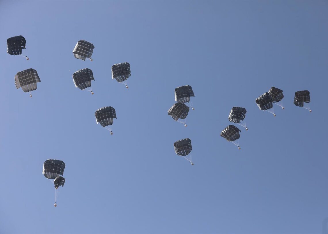 Lanzamiento de ayuda humanitaria sobre la Franja de GazaOmar Ashtawy/APA Images via ZUMA / DPA