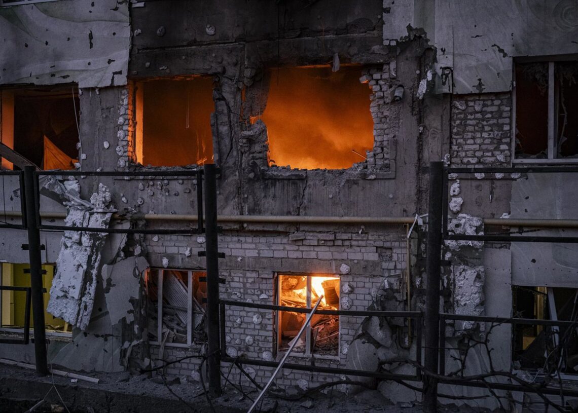 Un inmueble en llamas por el impacto de un ataque ruso en Járkov, UcraniaNicolas Cleuet/Le Pictorium via / DPA