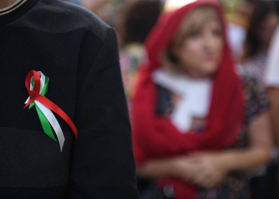 Archivo - Una persona se coloca un lazo con la bandera de Irán en una manifestación.Fernando Sánchez - Europa Press - Archivo