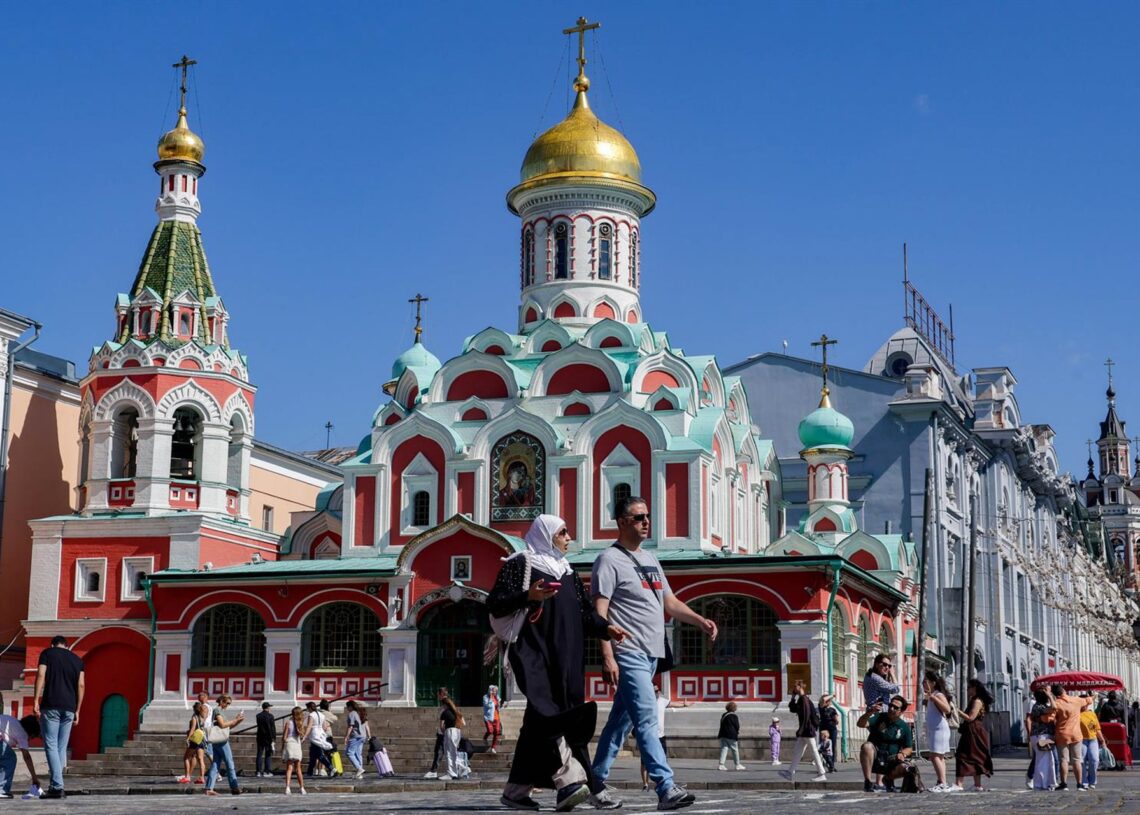 Personas pasean por la Plaza Roja de Moscú, con la Catedral Kazan al fondo.   Europa Press/Contacto/Kirill Kukhmar