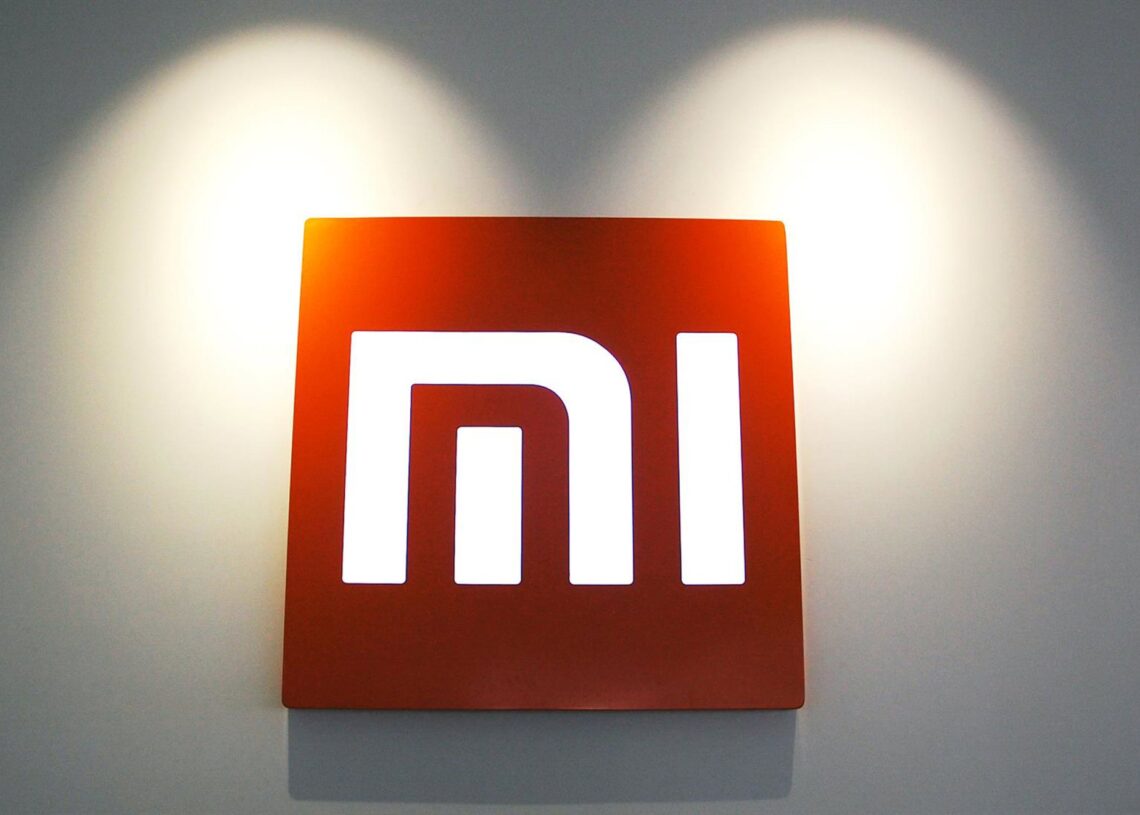 Archivo - FILED - 04 July 2014, China, Beijing: The logo of Chinese smartphone provider Xiaomi hangs on a wall at the company's headquarters. Xiaomi Electronics is looking to manufacture electric cars in cooperation with the Chinese company BAIC Group. Phpicture alliance / dpa - Archivo