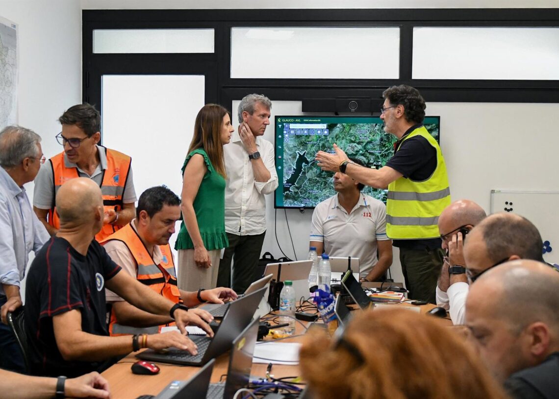 El presidente de la Xunta, Alfonso Rueda, visita el centro de coordinación operativa (Cecop) provincial para hacer el seguimiento de la situación de los incendios. Foto de archivoXUNTA