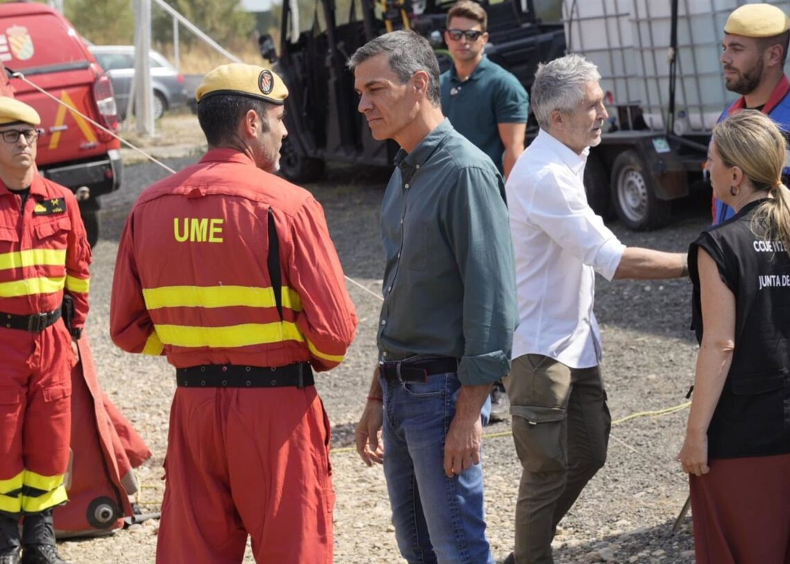 El presidente del Gobierno, Pedro Sánchez, durante su visita al Puesto de Mando Avanzado del invendio de Jarilla.CARLOS CRIADO/EUROPA PRESS